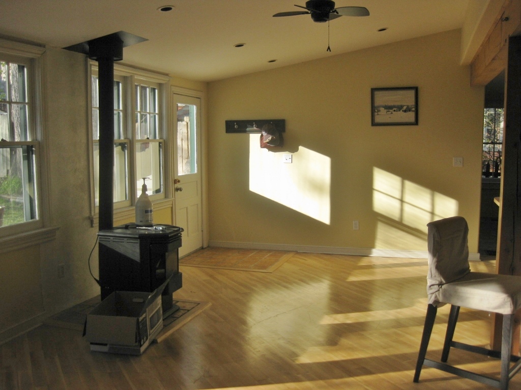 stove before Realty Difference Staging
